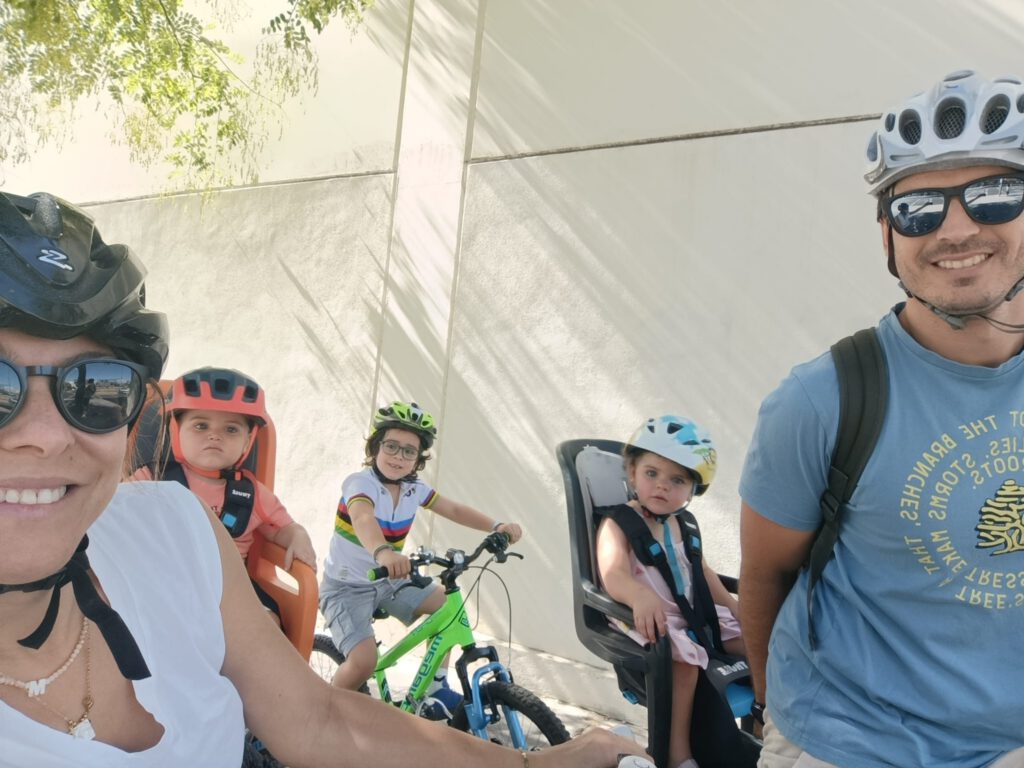 Foto familiar en bici con tres niños